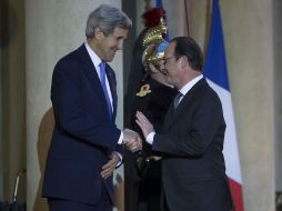 Hollande (derecha) saluda al secretario de Estado estadounidense, John Kerry, en el Palacio del Elíseo en París. EFE /  I. Langsdon