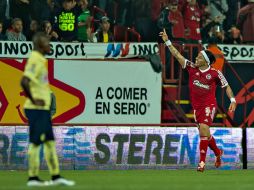El ariete colombiano Dayro Moreno (der.) sentenció el duelo al minuto 42. MEXSPORT / R. Maya