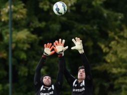 Los arqueros del Chelsea, Petr Cech (izq.) y Thibaut Courtois (der.), son considerados por su técnico como 'los mejores de la Premier' TWITTER / @chelseafc