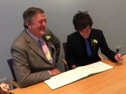 El histrión divulga en Twitter una fotografía de ambos novios firmando su unión en el registro civil. TWITTER / @stephenfry
