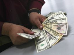 La mayor cotización de la divisa norteamericana a la venta es de 14.75 pesos, la menor a la compra, de 13.90 pesos. NTX / ARCHIVO