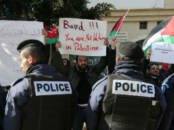 Manifestantes sostienen además carteles con la leyenda: 'Baird, no eres bienvenido en Palestina'. AFP / A. Momani
