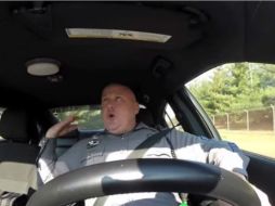 Sin percatarse de que estaba siendo grabado, el policía interpreta a su manera la canción Shake it off de Taylor Swift. YOUTUBE / Dover Police