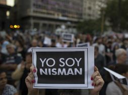 Miles de personas protestan por la muerte del fiscal Alberto Nisman, quien investigaba la causa por el atentado a la mutual judía AMIA. EFE / I. Fernández