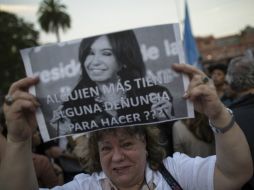 Una mujer sostiene un cartel con una imagen de Cristina Fernández como parte de las protestas por la muerte de Alberto Nisman. EFE / I. Fernández