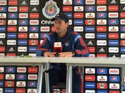 De la Torre aseveró que a él le pagan por entrenar un equipo, no por analizar el desempeño de los árbitros. TWITTER / @Chivas