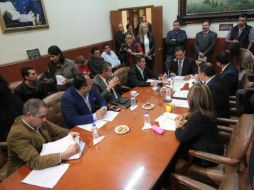 Diputados entregaron al fiscal por escrito los cuestionamientos en torno al caso López Castro. TWITTER / @LegislativoJal