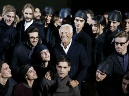 Giorgo Armani saluda al público al lado de sus modelos, al terminar su pasarela en Milán. AFP / L. Bruno