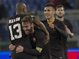 Daniele De Rossi (16) celebra con Maicon el haber anotado el gol del triunfo al minuto 114. EFE / C. Peri