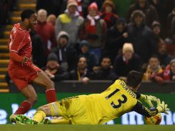 El arquero del Chelsea, Thibaut Courtois, fue la figura de los visitantes; el juvenil del Liverpool, Raheem Sterling, hizo el empate. AFP / P. Ellis
