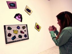 Una mujer observa la obra 'Lenguaje de oficina' del artista británico, en el recorrido inaugural. EFE / S. Gutiérrez