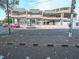 Cuando no se instala el tianguis, la obra inconclusa del nuevo centro cultural en la Colonia Constitución sirve de refugio para vagos. EL INFORMADOR /  A. Hernández