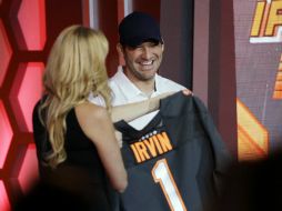 Tony Romo, quarterback de los Vaqueros de Dallas recibiendo su camisa del equipo. AP / D. Phillip