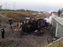El autobús quedó calcinado en su totalidad y las víctimas fueron rescatadas por unidades de bomberos. SUN /