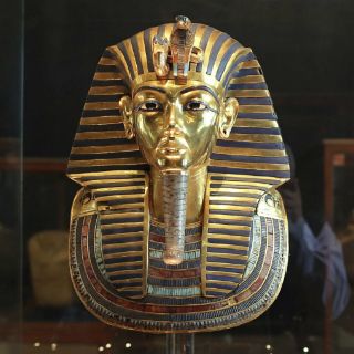 Pegan con resina epoxídica barba del rey Tutankamón