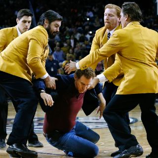 Will Ferrell 'golpea' a porrista en pleno partido