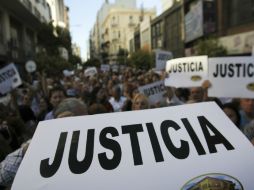 Los ciudadanos, para quienes el Gobierno ha perdido toda su credibilidad, se mantienen en espera de una explicación. EFE / D. Fernández