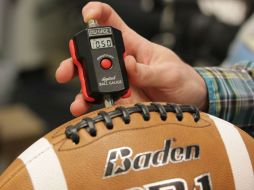 Según las reglas, los balones deben estar inflados a una presión de entre 12.5 y 13.5 libras. AFP / M. Valdes