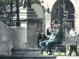 Servicio. En la Plaza de Armas de Guadalajara se difunde el programa Punto Jalisco Abierto, que es internet gratuito. EL INFORMADOR / E. Barrera