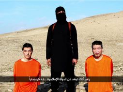 Fotografía revelada por presuntos miembros del EI en la que aparecen como rehenes Kenji Goto (i) y Haruna Yukawa (d). AFP / Al-Furqan