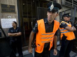 La oficina del fiscal es resguardada desde el pasado domingo mientras la investigación sobre el supuesto suicidio termina. AP / R. Abd