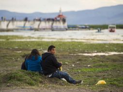 En la fotografía aparecen algunas personas consumiendo bebidas embriagantes en la zona seca del lago de Chapala. EL INFORMADOR / J. Mendoza