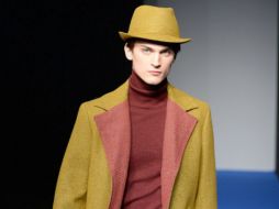 Cicatrices maquilladas, horquillas en el pelo, barbas teñidas y más en las pasarelas. EFE / C. Blumberg