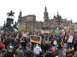 Pegida adelanta su encuentro semanal al domingo a causa de las contramanifestaciones previstas para el lunes. EFE / A. Burgi