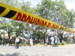 Personal del Ministerio Público y peritos acuden al lugar a realizar el levantamiento de los cuerpos. EL INFORMADOR / ARCHIVO