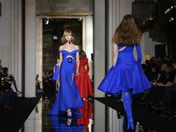 Vestidos de fiesta con asimetrías, transparencias y encaje, declinados en blanco, rojo y azul fueron presentados ante los fashionistas. AFP / M. Medina