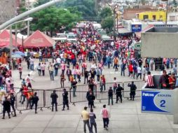 Al ingreso del Estadio Jalisco, se nota una mayoría de fanáticos de las Chivas. EL INFORMADOR / J. Robles