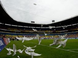 Al inicio del partido, niños lanzaron a todo lo alto palomas blancas en símbolo de paz. MEXSPORT / R. Maya