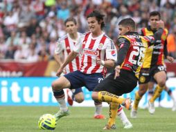 Chivas logró empatar a los Leones Negros en el último minuto. EFE / U. Ruiz