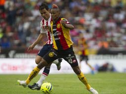 Fidel Martínez de Leones Negros (al frente) disputa el esférico con el delantero de las Chivas, Omar Bravo. EL INFORMADOR / J. Mendoza