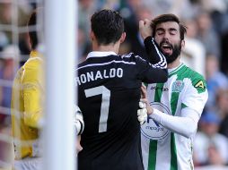 Cristiano Ronaldo perdió la cabeza y golpeó a un rival del Córdoba, por lo que fue echado del juego. AFP / ARCHIVO