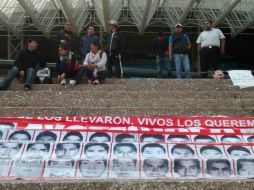Ya comenzaron a concentrarse los contingentes que marchan en apoyo de los padres de los normalistas. SUN / J. Boites