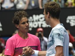 Nadal y Berdych se saludan después del partido donde el tenista español fue eliminado. AP / A. Brownbill