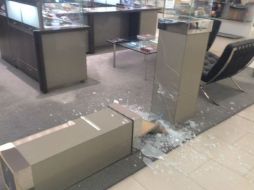 Al menos 20 sujetos entraron a la tienda de Saks Fifth Avenue el pasado viernes. TWITTER / @AdrianRubalcava