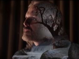 La canción fue compuesta por el propio Bosé y producido por Andrew Frampton. YOUTUBE / Miguel Bosé