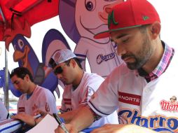 Iván Araujo (d), Edson García (c) y Amadeo Zazueta (i) durante la firma de autógrafos en el estadio. EL INFORMADOR / M. Vargas