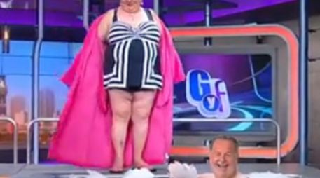 'Paquita' aparece con una bata rosa, de la que se despojó con sensuales movimientos. YOUTUBE / Univision