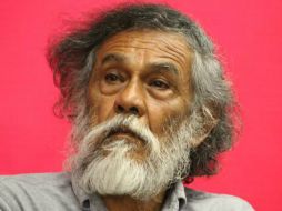 En una brevísima entrevista, el artista recalca que 'no se puede dar carpetazo' al caso Ayotzinapa. TWITTER / @jaojedaa