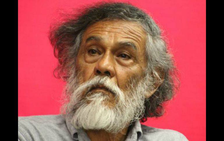 En una brevísima entrevista, el artista recalca que 'no se puede dar carpetazo' al caso Ayotzinapa. TWITTER / @jaojedaa