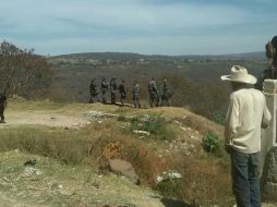 El cuerpo fue encontrado por una mujer en una especia de barranco. ESPECIAL /