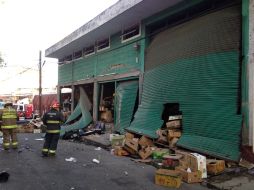 La explosión provocó que las cortinas de metal de la bodega se doblaron. ESPECIAL / Protección Civil Jalisco