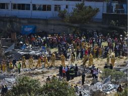 Rescatistas laboran en lo que quedó del Hospital Materno Infantil de Cuajimalpa. AP / R. Blackwell