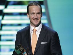 Peyton Manning acudió al Super Bowl a recibir el premio Bart Starr, que premia el liderazgo en la casa, campo de juego y comunidad. AP / ARCHIVO