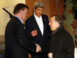Los cancilleres John Baird (i) y John Kerry (c) dan la bienvenida al titular de la SRE, José Antonio Meade (d) en Boston. AP / W. Townson