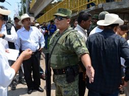 Conforme pasan los minutos se ve más presencia militar al tiempo que también llegan más policías comunitarios. NTX / ARCHIVO