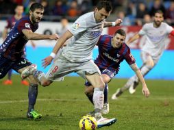 Con un gol de Griezmann y un doblete de Mario Mandzukic (foto), el Atlético suma tres puntos y se mantiene en el tercer puesto. EFE / J. Herrero